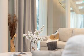 PVH - Central Park 1BR with Study Room