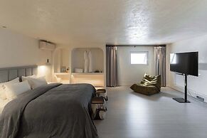 Dali CloudySky Lullaby SeaviewHotel