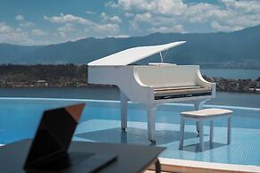Dali CloudySky Lullaby SeaviewHotel