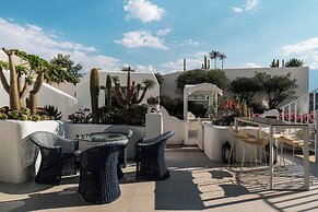 Dali CloudySky Lullaby SeaviewHotel