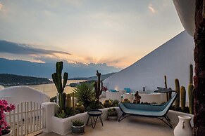 Dali CloudySky Lullaby SeaviewHotel