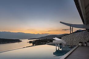 Dali CloudySky Lullaby SeaviewHotel