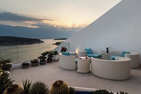 Dali CloudySky Lullaby SeaviewHotel