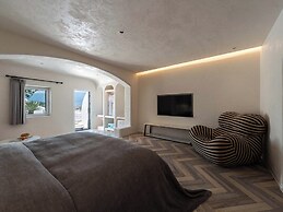 Dali CloudySky Lullaby SeaviewHotel