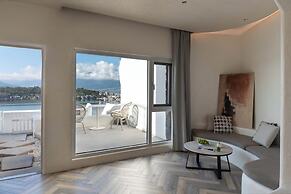 Dali CloudySky Lullaby SeaviewHotel