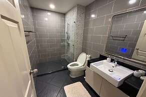 1BR Condo Gym Sauna Pool 650m Beach C271