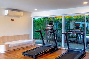1BR Condo Gym Sauna Pool 650m Beach C271