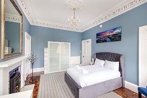 Stylish Southside Flat Near Old Town