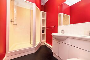 Stylish Southside Flat Near Old Town