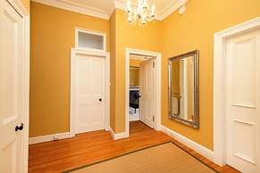 Stylish Southside Flat Near Old Town
