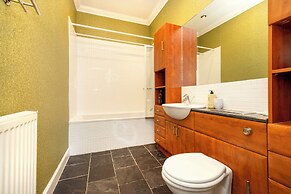 Stylish Southside Flat Near Old Town
