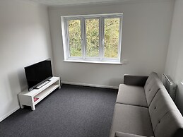 Perfect for Longer Stays Equipped 2-bed Flat
