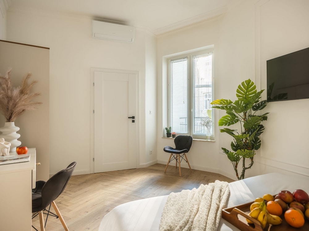 Astor Residence by Fragola Apartments