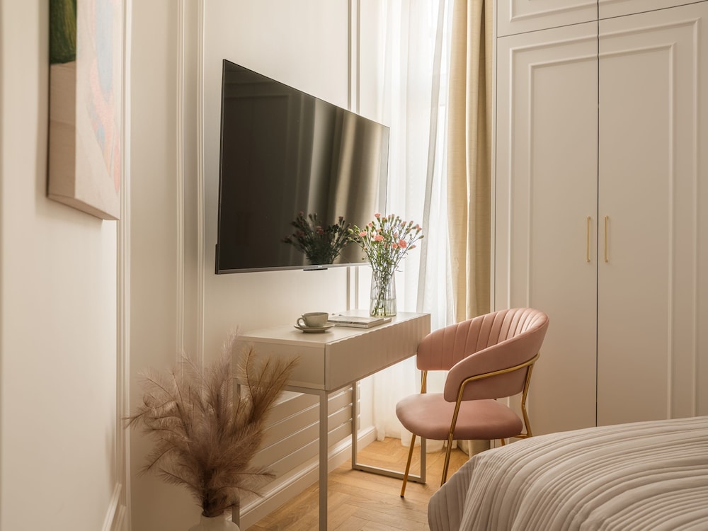 Astor Residence by Fragola Apartments