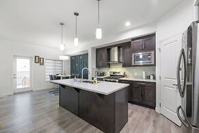Modern 3BR Home Edmonton Near by Airport