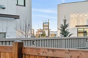 Modern 3BR Home Edmonton Near by Airport