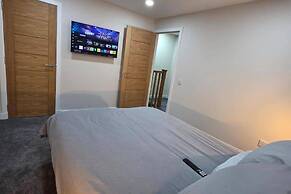 2 Bed House Sleeps 5 -private Garden