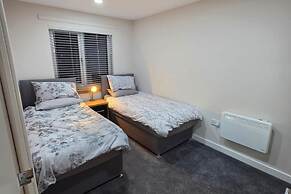 2 Bed House Sleeps 5 -private Garden