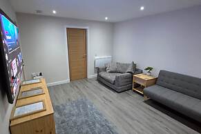 2 Bed House Sleeps 5 -private Garden