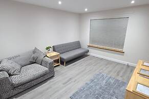 2 Bed House Sleeps 5 -private Garden
