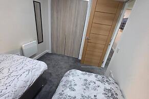 2 Bed House Sleeps 5 -private Garden