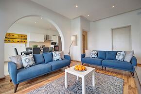 Spacious Private Apartment With Sunny Balcony