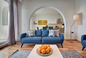 Spacious Private Apartment With Sunny Balcony