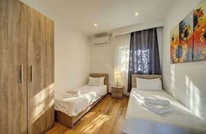 Spacious Private Apartment With Sunny Balcony