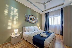 Spacious Private Apartment With Sunny Balcony