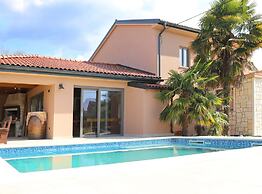 Villa Ulika With Pool