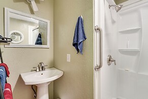 3 Mi to Dtwn: Wichita Falls Gem w/ Private Sauna!