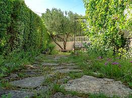 Charming Garden Apartment Kate