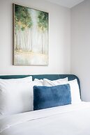Modern Waterfront Stay