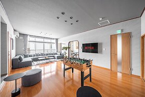 E-US SAKAEDORI HOUSE
