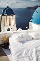 Santo Blue Horizon - The Blue Domes View