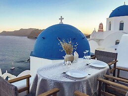 Santo Blue Horizon - The Blue Domes View
