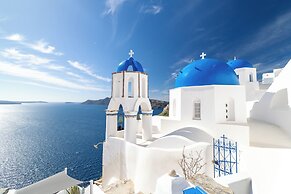 Santo Blue Horizon - The Blue Domes View