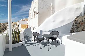 Santo Blue Horizon - The Blue Domes View