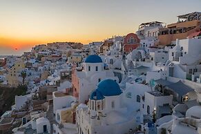 Santo Blue Horizon - The Blue Domes View