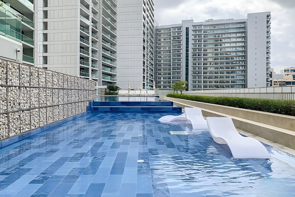 Elegant Reva 1BR - Pool & Gym
