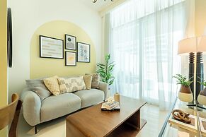 Elegant Reva 1BR - Pool & Gym