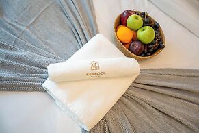 Elegant Reva 1BR - Pool & Gym