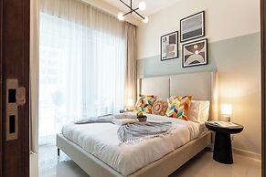 Elegant Reva 1BR - Pool & Gym