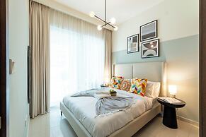Elegant Reva 1BR - Pool & Gym