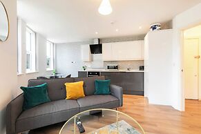Stylish Flat in Romford - 5mins for Elizabeth Line