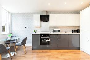 Stylish Flat in Romford - 5mins for Elizabeth Line