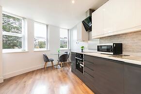 Stylish Flat in Romford - 5mins for Elizabeth Line