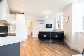 Stylish Flat in Romford - 5mins for Elizabeth Line