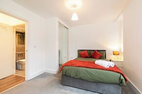 Stylish Flat in Romford - 5mins for Elizabeth Line