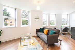 Stylish Flat in Romford - 5mins for Elizabeth Line